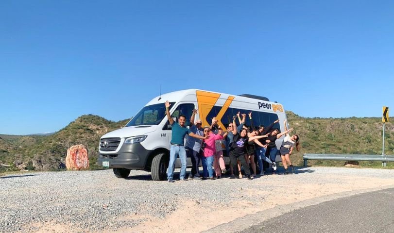 Gente posando en sprinter mercedez